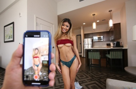 日本美若妻自慰時用 Webcam 自拍給老公看