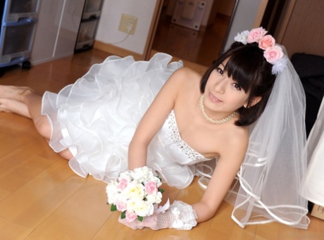 年青美女第一次在沙發上被操