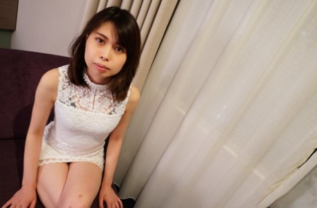 日本天然美乳娘在床上極端亂蕩
