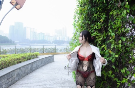 用口侍候大屌丈夫