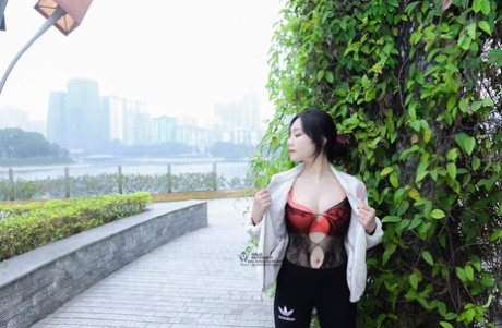 沙發上不停的濕吻和啪啪啪 - AVSEESEE