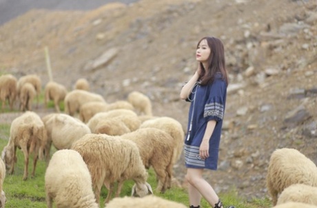 女同用手指讓她尖叫性高潮
