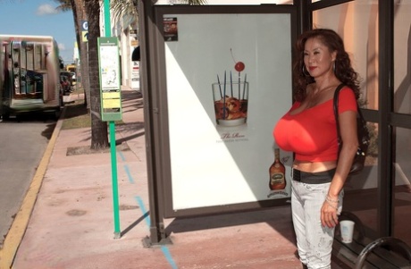 美女夏天到海灘游泳 郤在更衣室外露天打炮